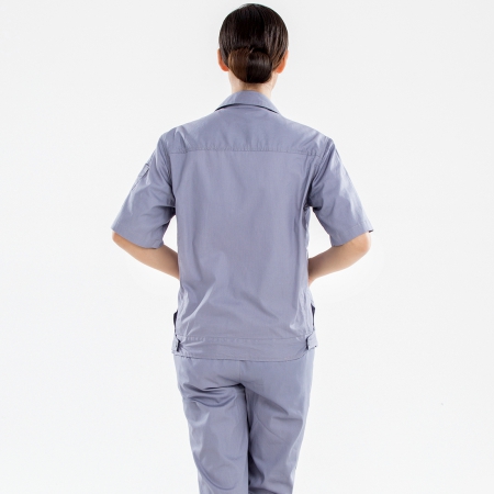 浅灰色夏季工作服
